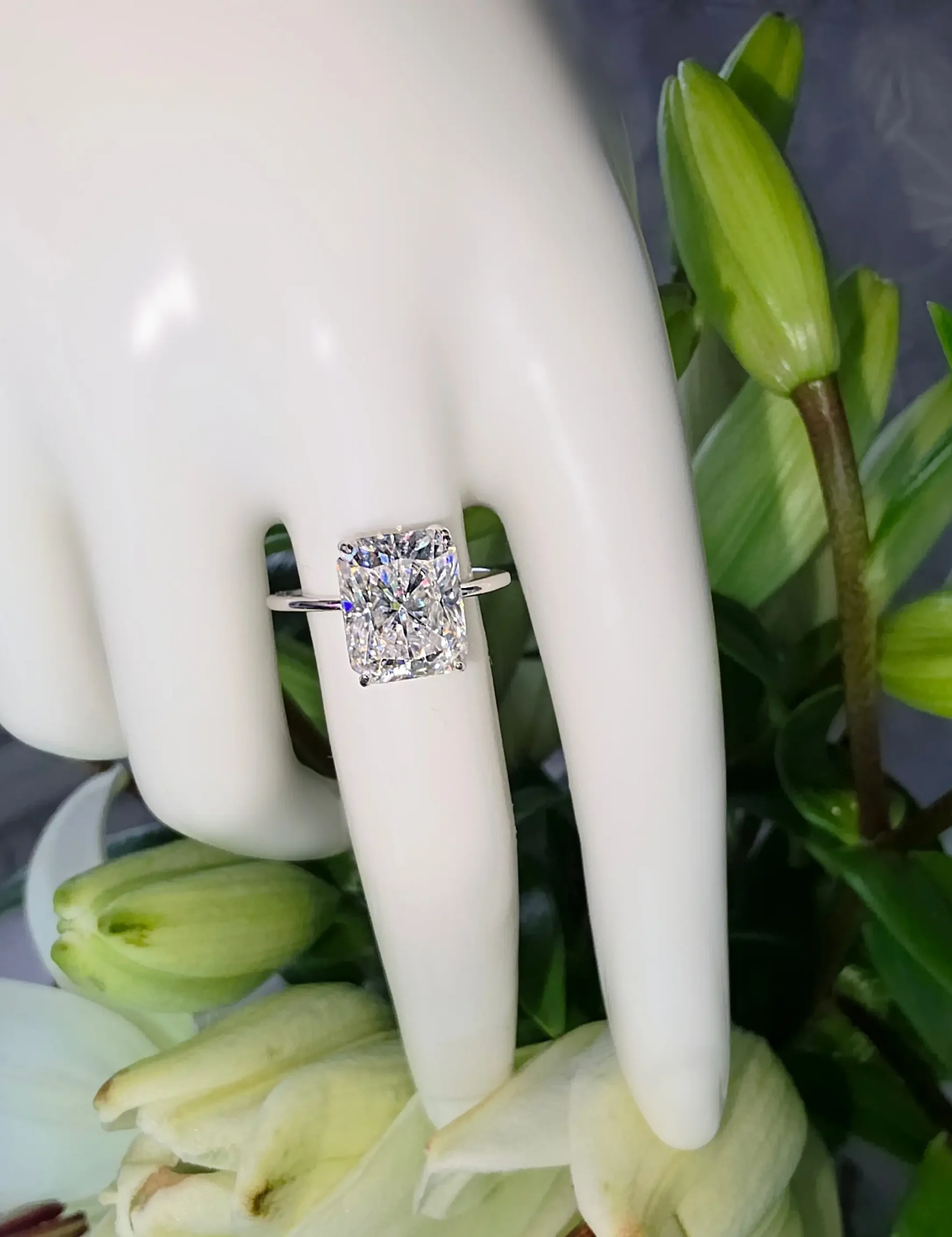 Luxury radiant cut ring diamond