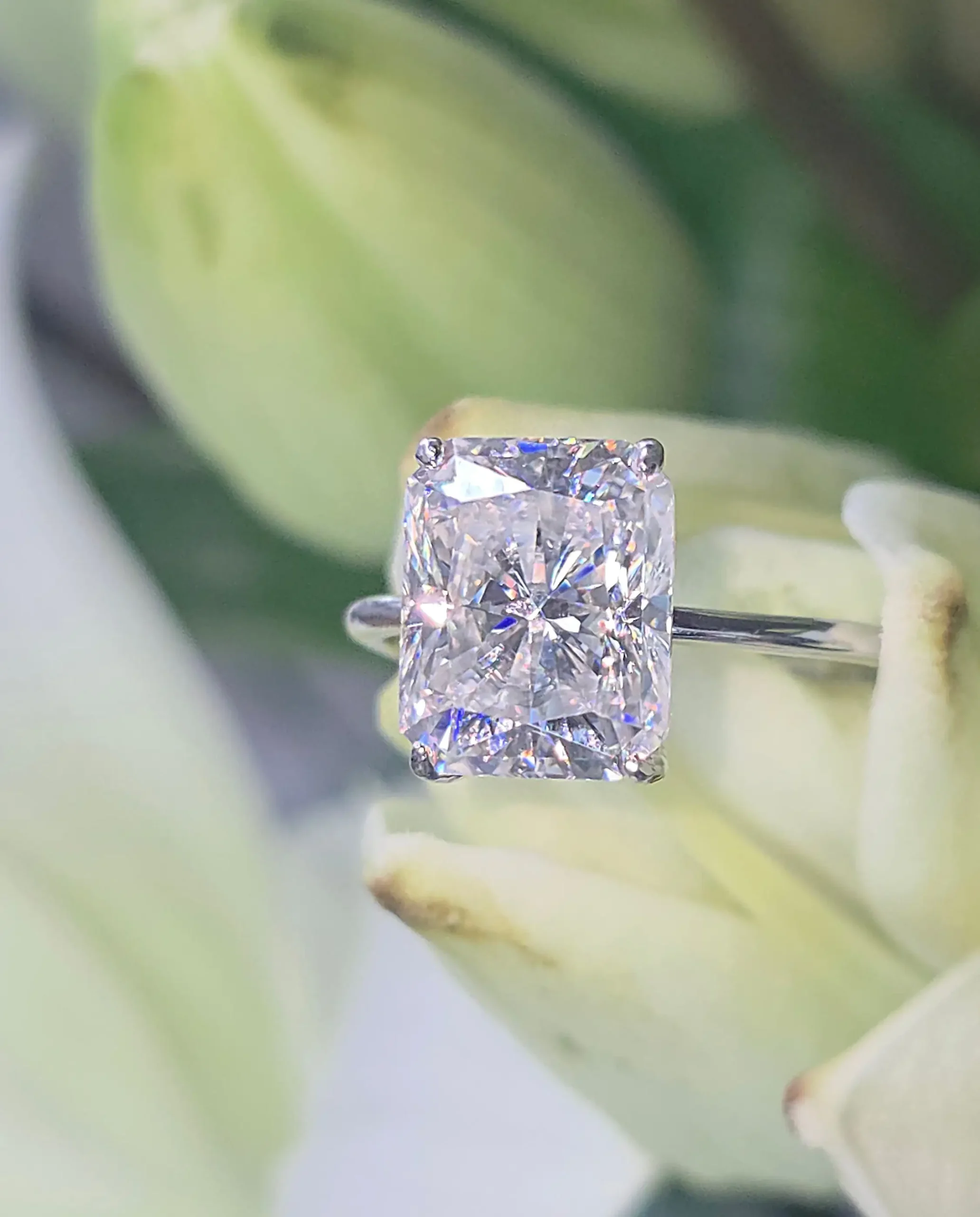 Luxury ring with big diamond